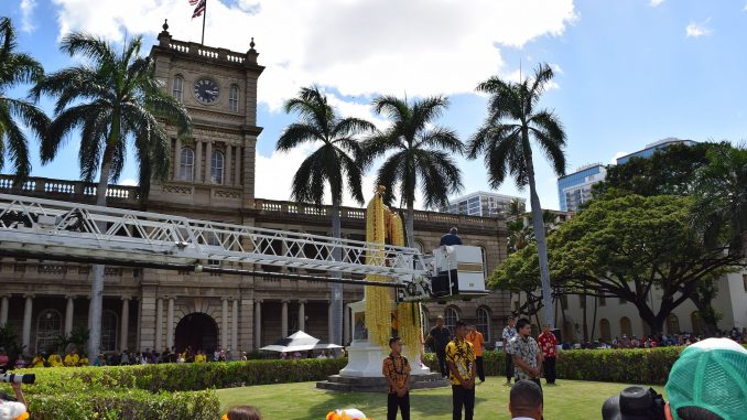 Kamehameha_Day_Lei_Draping
