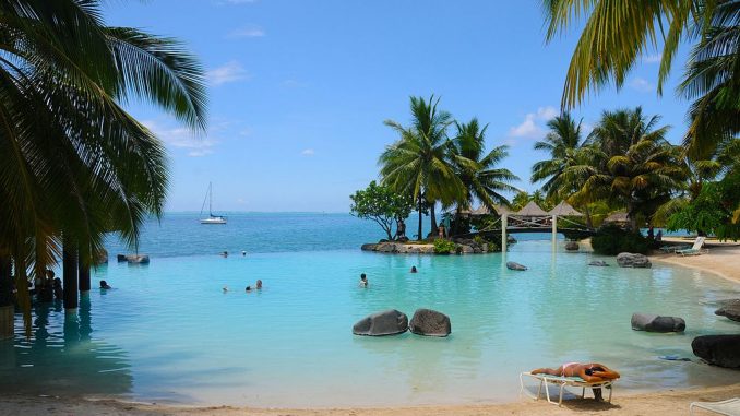 Intercontinental_Hotel,_near_Papeete,_French_Polynesia_-_panoramio