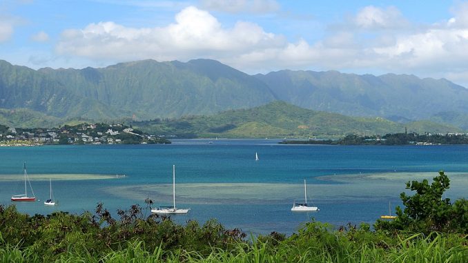 1024px-Ko'olau_Range_and_Kaneohe_Bay,_Kaneohe_(503422)_(19431013138)