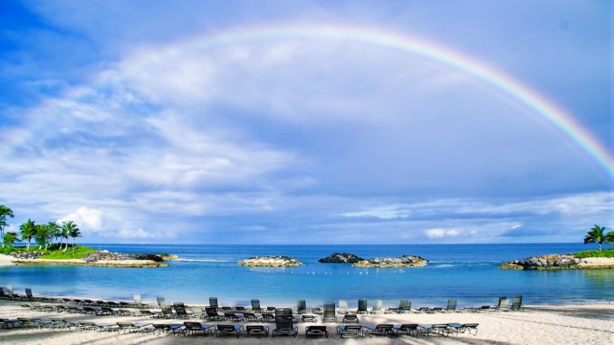 海にかかる虹