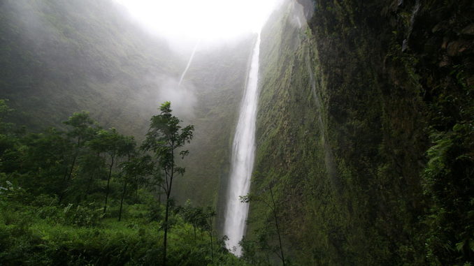1024px-Waipio_waterfall